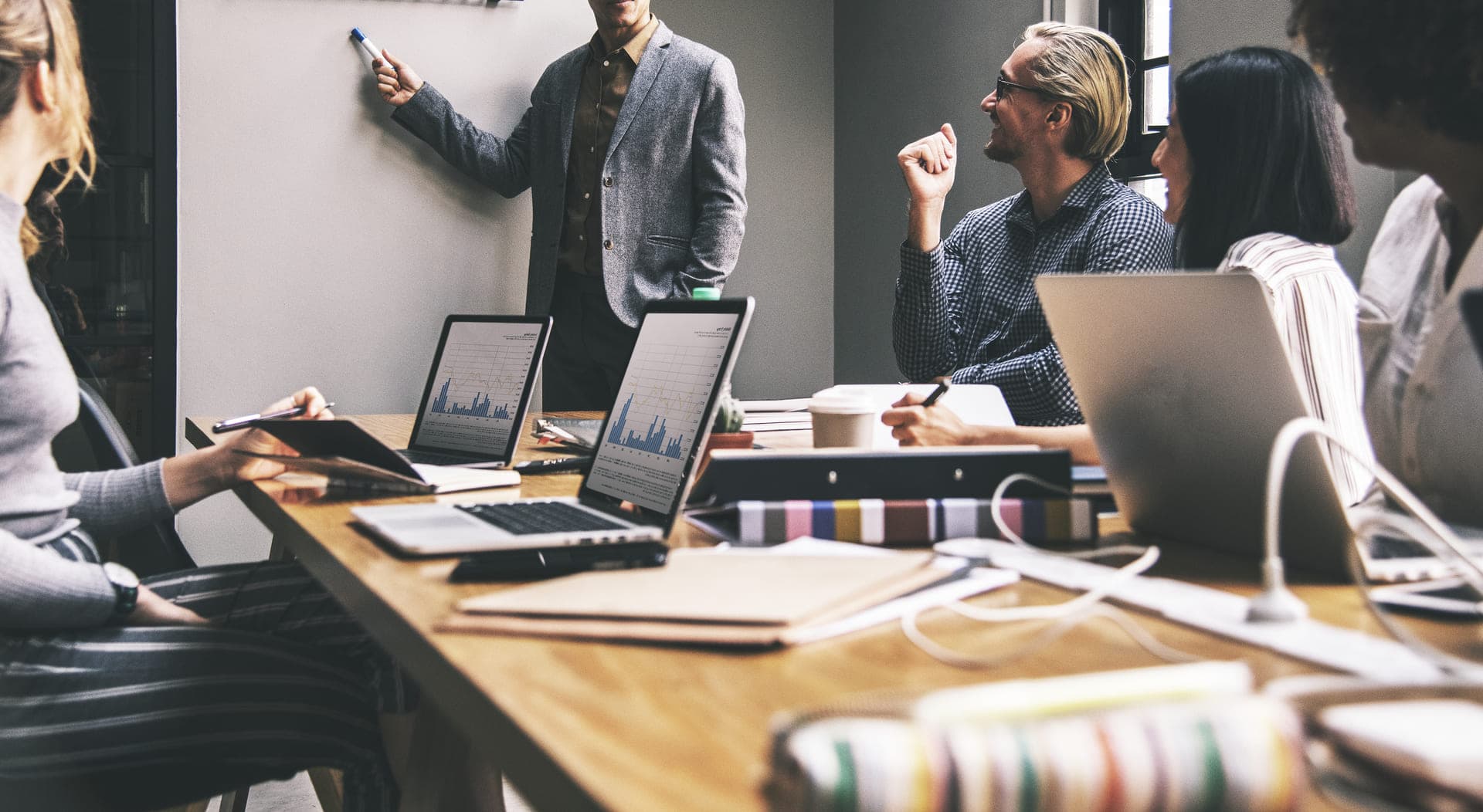 Profesionales trabajando con MAVE IA