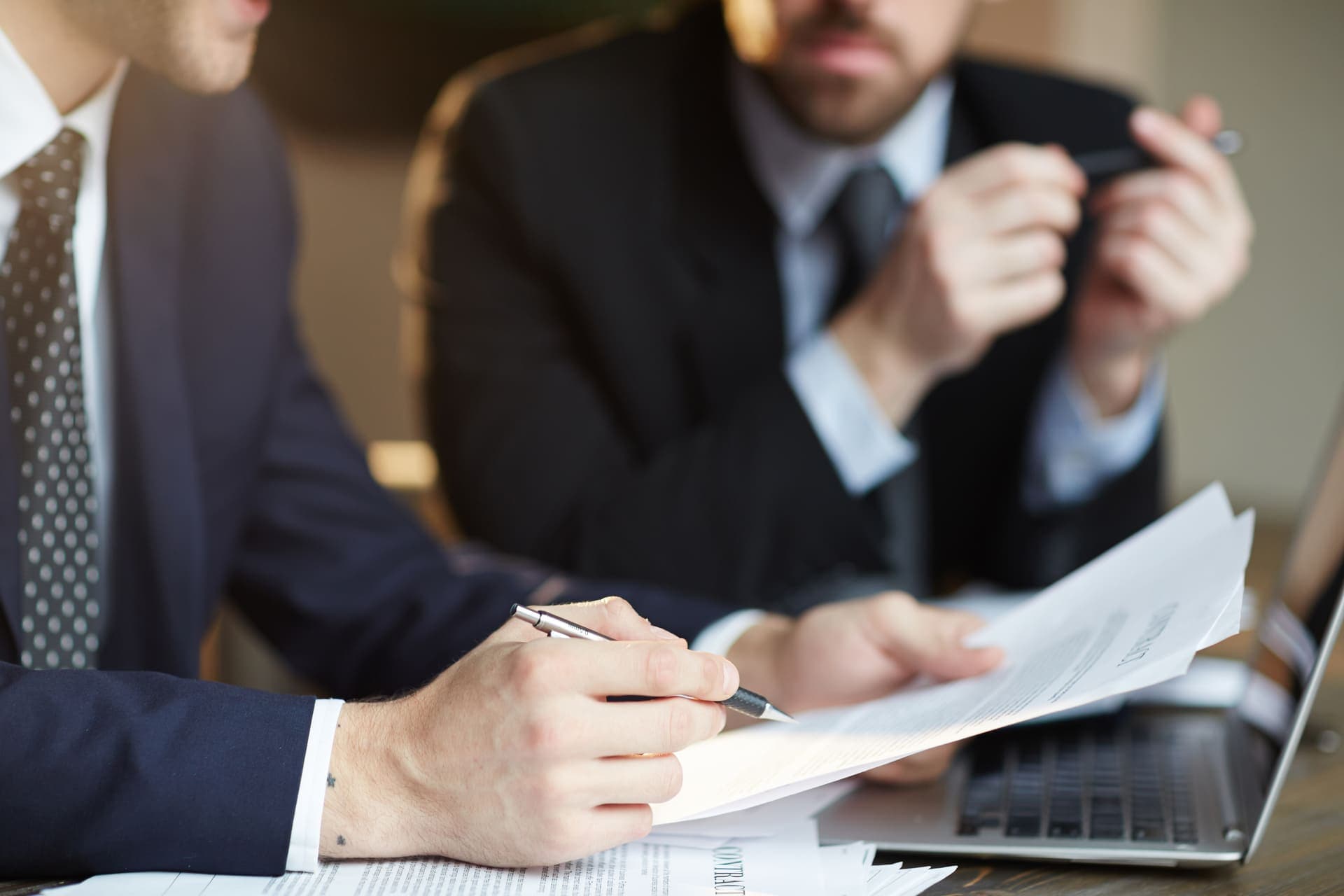 Profesionales revisando una oferta contractual