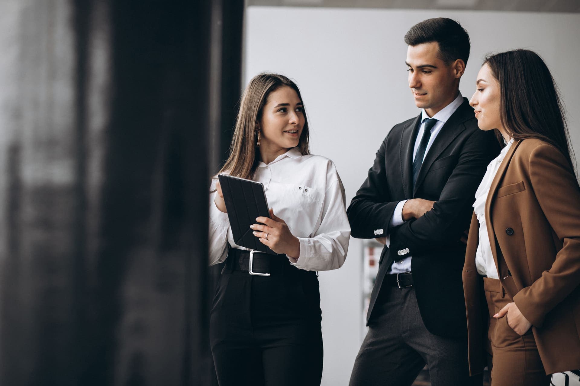Profesionales analizando riesgos de inteligencia artificial